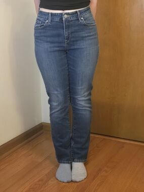 Levi's Women's mid-Rise Skinny. Straight Leg Jeans in Dark Blue